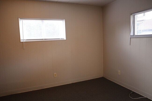 Building Photo - Cozy Single-Family Home for Lease in Brush...