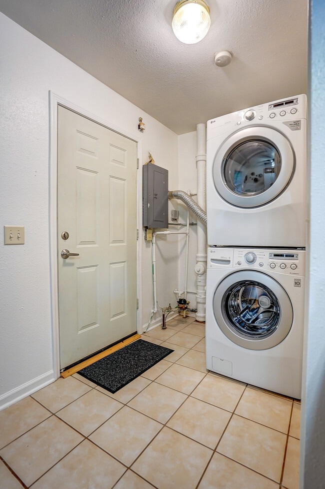 Building Photo - 8 Craig Ave