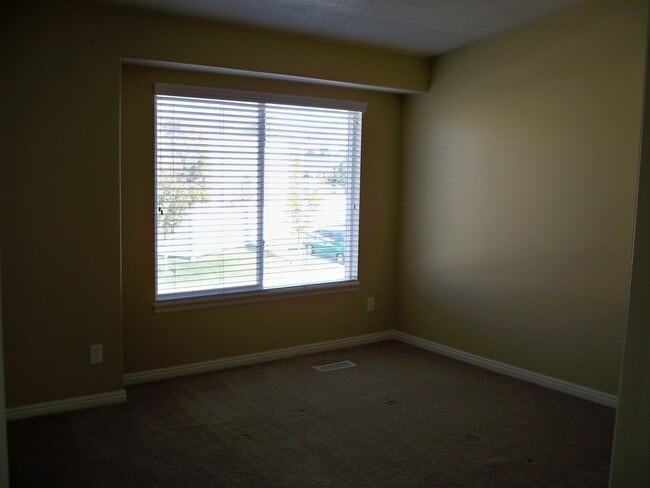 Building Photo - Beautiful 3 Bedroom Townhome in Sandy!