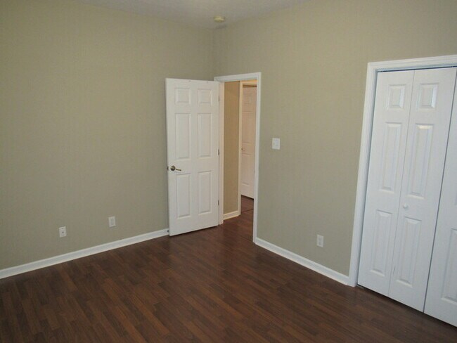 Building Photo - 2 bed, 2 bath, 2 car garage ranch style home in N. Knoxville