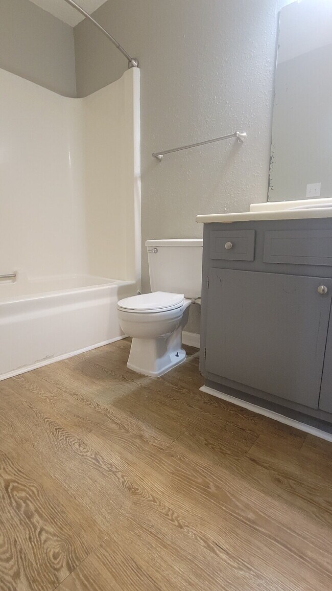 Building Photo - "Spacious 2-Bed, 2-Bath Haven in Huntsville - Your Perfect Retreat Awaits!"