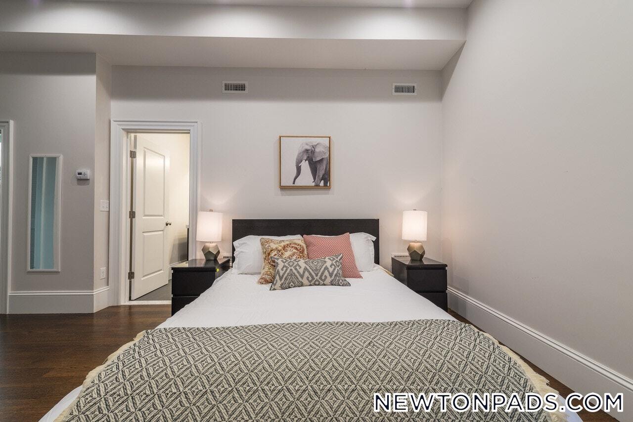 Building Photo - 2044 Beacon St