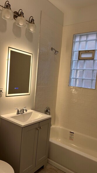 Building Photo - 1657 S Central Park Ave