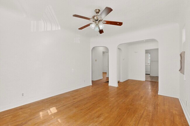 Building Photo - 116 Columbia Dr SE