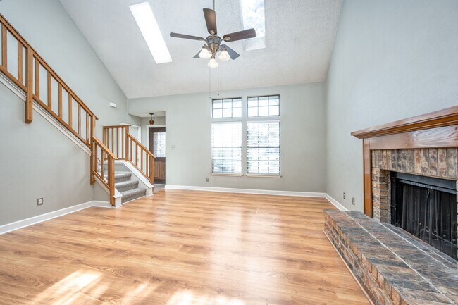 Building Photo - 1925 Parkside Dr