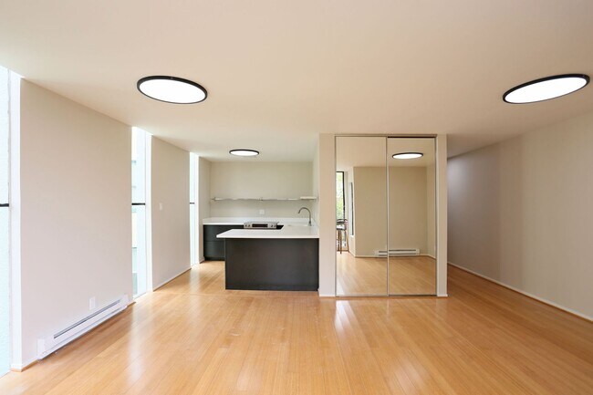 Building Photo - 439 Greenwich St