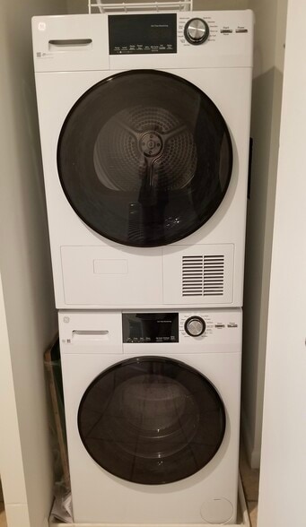 Building Photo - 6020 Oakwood Dr