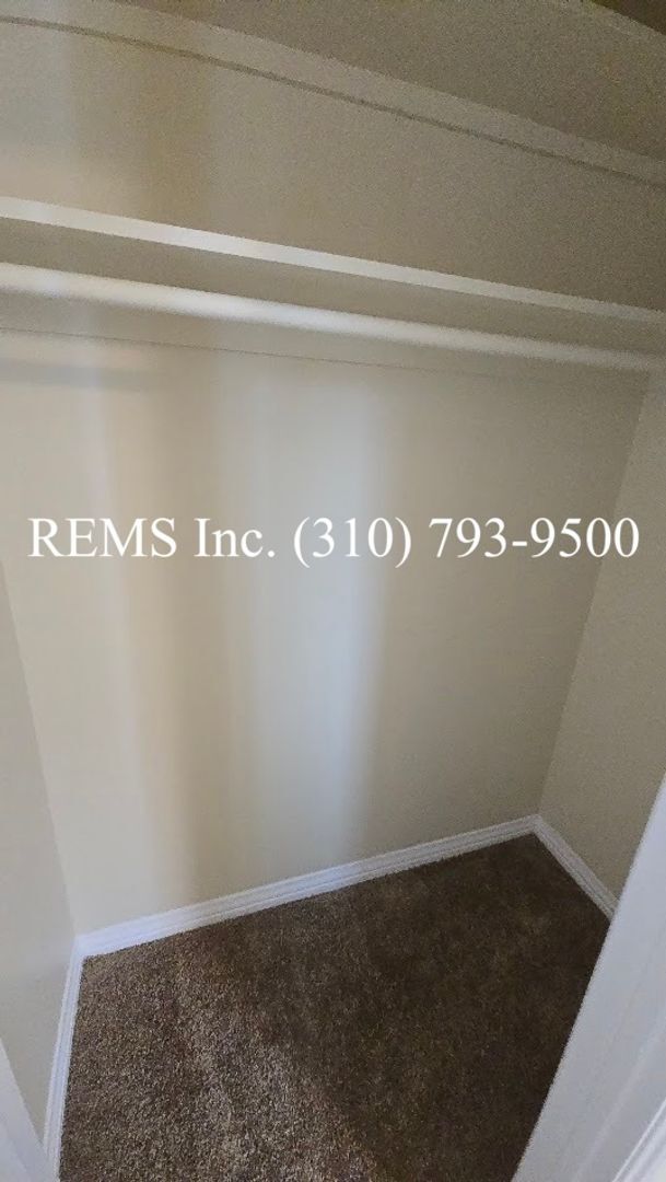 Building Photo - Bright Upstairs 1 Bedroom Apartment w/ Shared Garage Parking