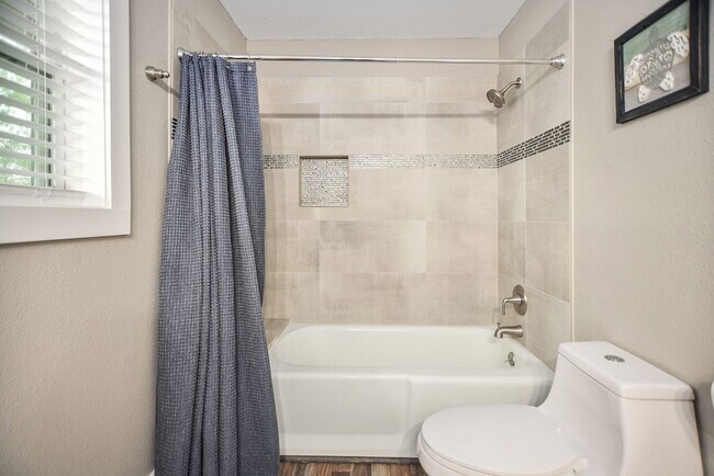 Building Photo - 8 Las Brisas Pl