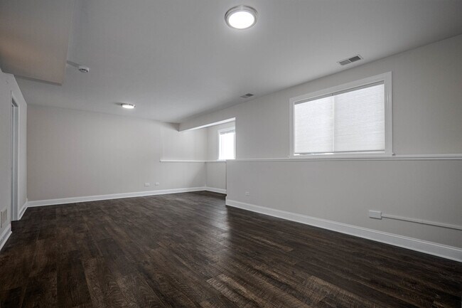 Building Photo - 226 E Conley Dr