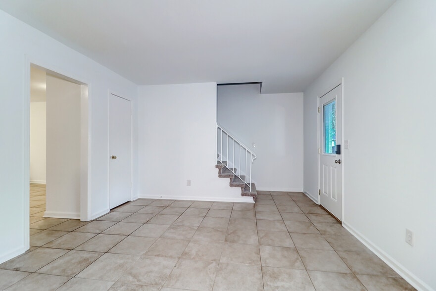 Building Photo - 1618 Poinsettia Rd