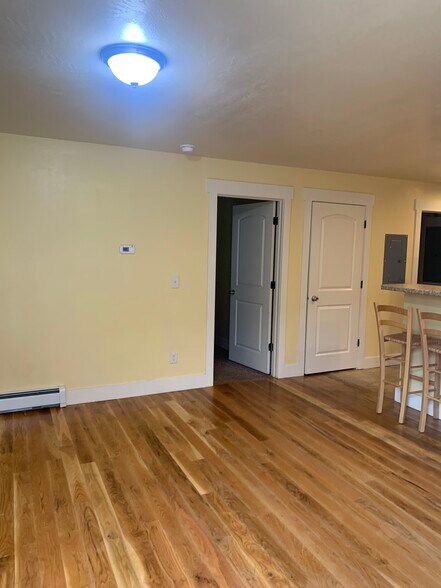 Building Photo - 316 W Broadway St