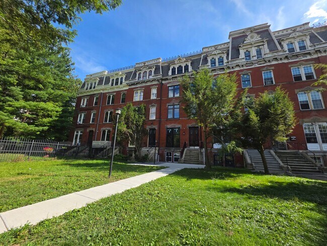 Building Photo - Newly Renovated 2 Bedroom Apartment - Poug...