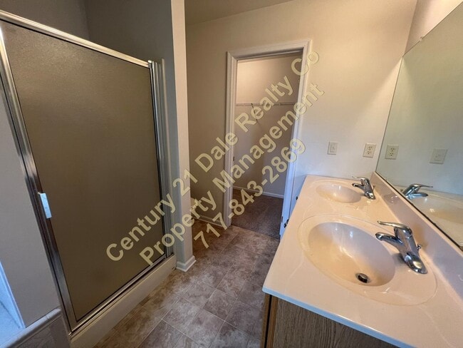 Building Photo - Beautiful 3 BR, 2.5 Bath home in Woodcrest Hills Condo located in Central York School District