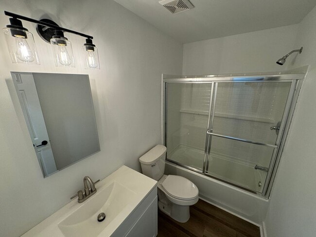 Building Photo - Spacious 5 Bed 3 Bath Home Walking Distanc...