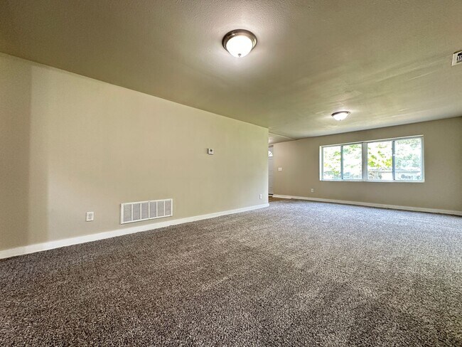 Building Photo - 3 Bed 2 Bath 2 Stall Garage - Country Styl...
