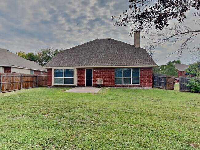 Building Photo - Beautiful 4BR Home in Denton with Fireplace, Fenced Yard & Garage