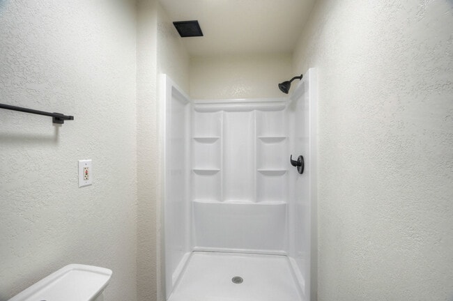 bathroom - 9574 Darkwood St