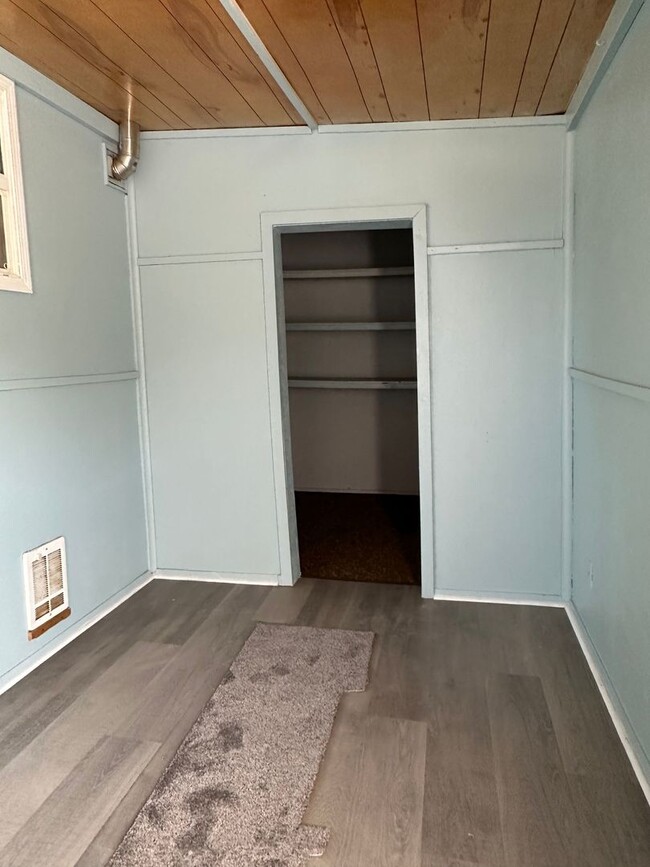 Building Photo - Older 3/1 home in Sutherlin