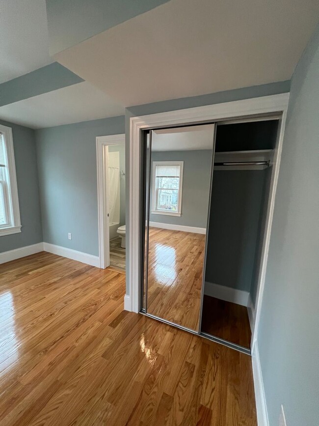 Building Photo - Large 2 Bedrooms Plus a Bonus Room. 2 Full...