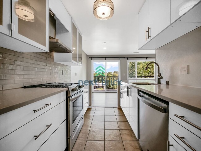 Building Photo - Charming 2 Beds and 1 Bath Condo Available for Rent!