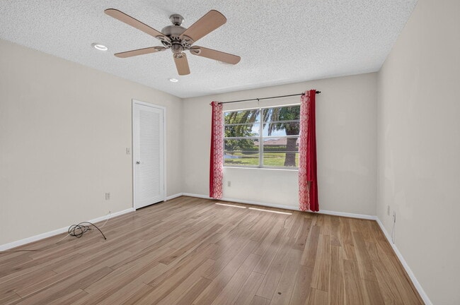 Building Photo - 9264 Vista Del Lago