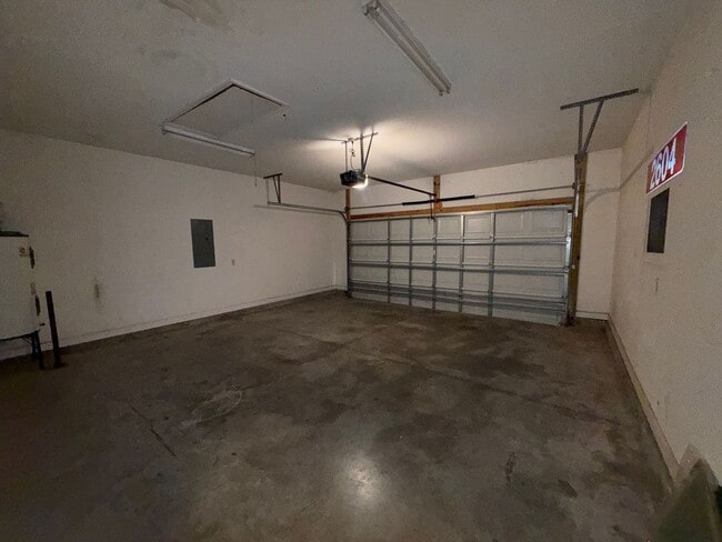 Building Photo - Beautiful 4 bedroom, 2 bath house