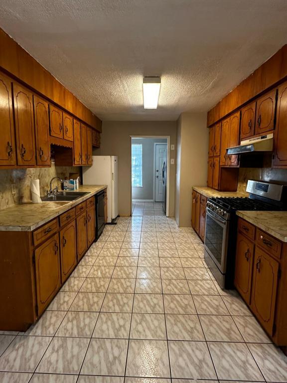 Building Photo - 1317 E Champion St