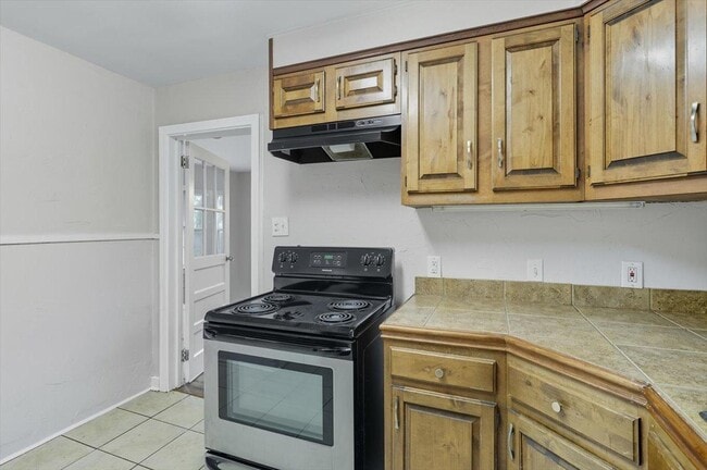 Building Photo - 211 W Lakeview Dr