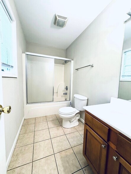 Building Photo - 586 Hampton Way