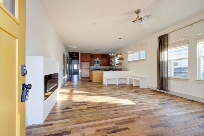 Building Photo - Unique home in OKC
