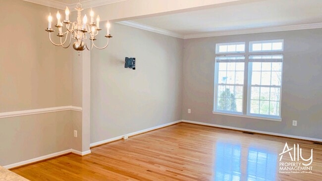 Building Photo - 908 Rainier Rd