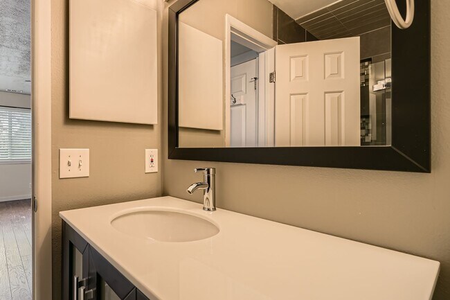 Building Photo - Main level Two Bedroom in Cheyenne Mountai...