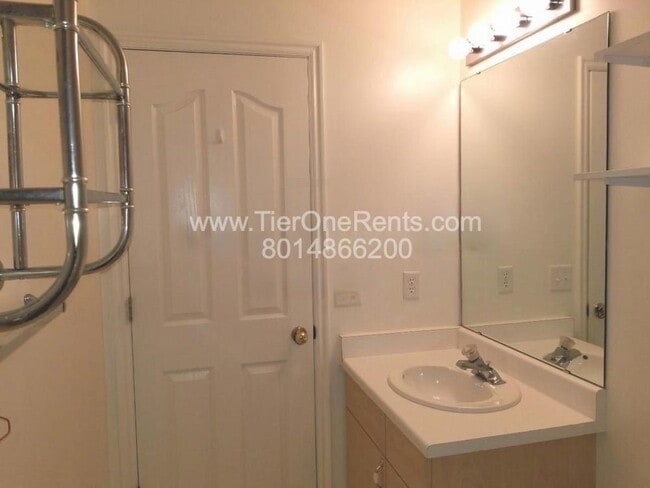 Building Photo - ** Limited Time Offer ** $500 OFF your first month's RENT!