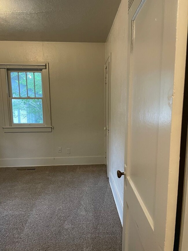 Building Photo - STUDENTS WELCOME! 1 Block North of CSU