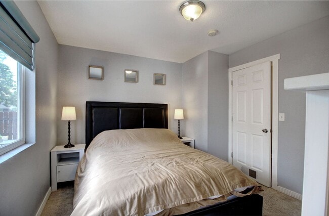 Building Photo - 3BD, 2BA Front side Duplex with Private Front Yard, Near Sloan's Lake