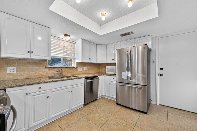 Building Photo - 16355 Sierra Grande Dr