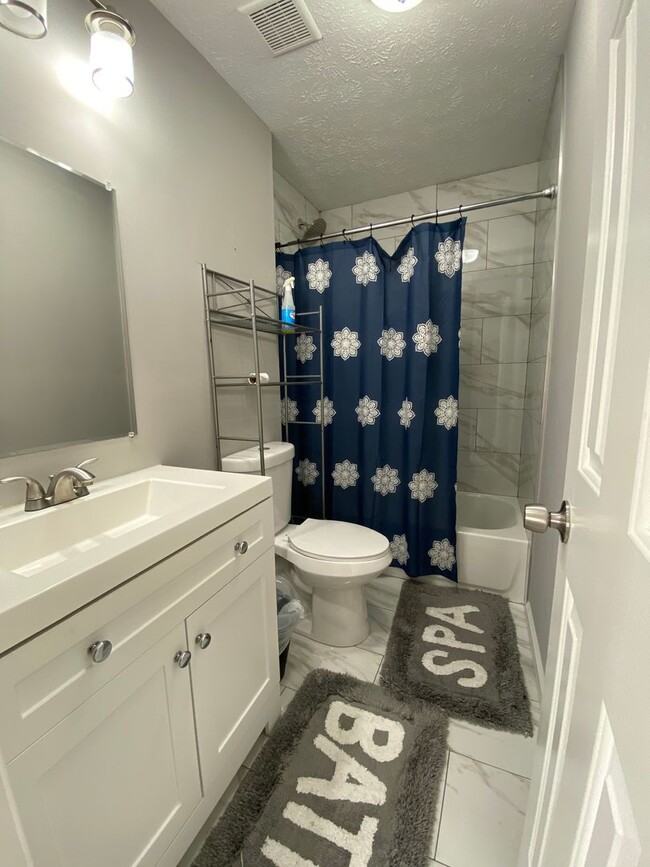 Building Photo - 3 Bedroom, 2 Full + 2 Half Bath Townhome i...