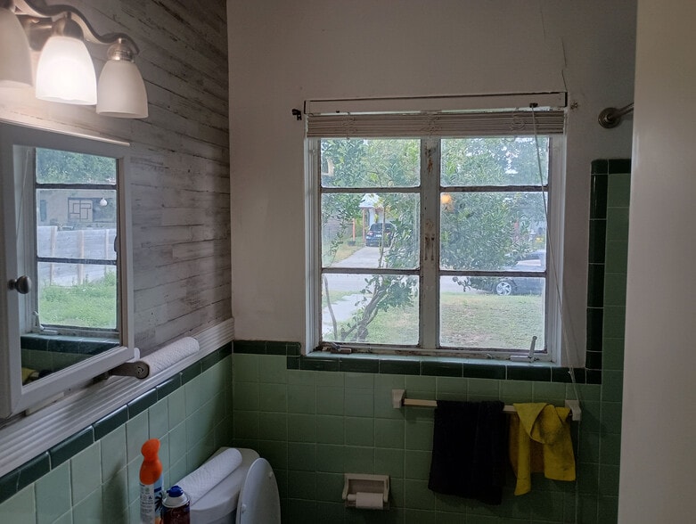 Building Photo - Room in Single Family Home on Brettonwood Dr