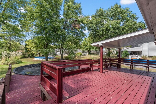 Building Photo - 33 Pershing Lake Dr