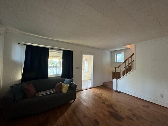Building Photo - Charming 3 Bedroom/1.5 Bathroom Home in Ha...