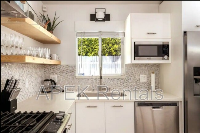 Building Photo - 547 N Sunrise Way