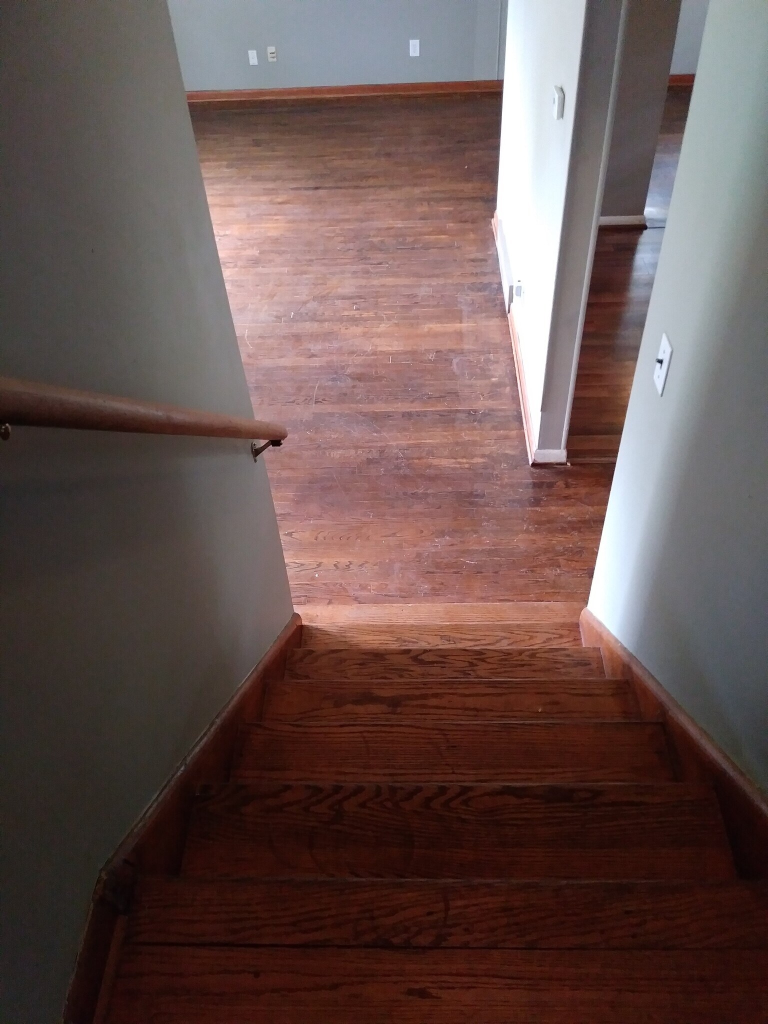 Steps down to LR and Kitchen mail level - 4113 Wooded Way