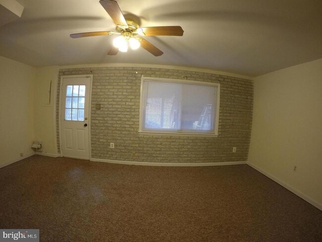 Building Photo - 8112 Parkdale Ct