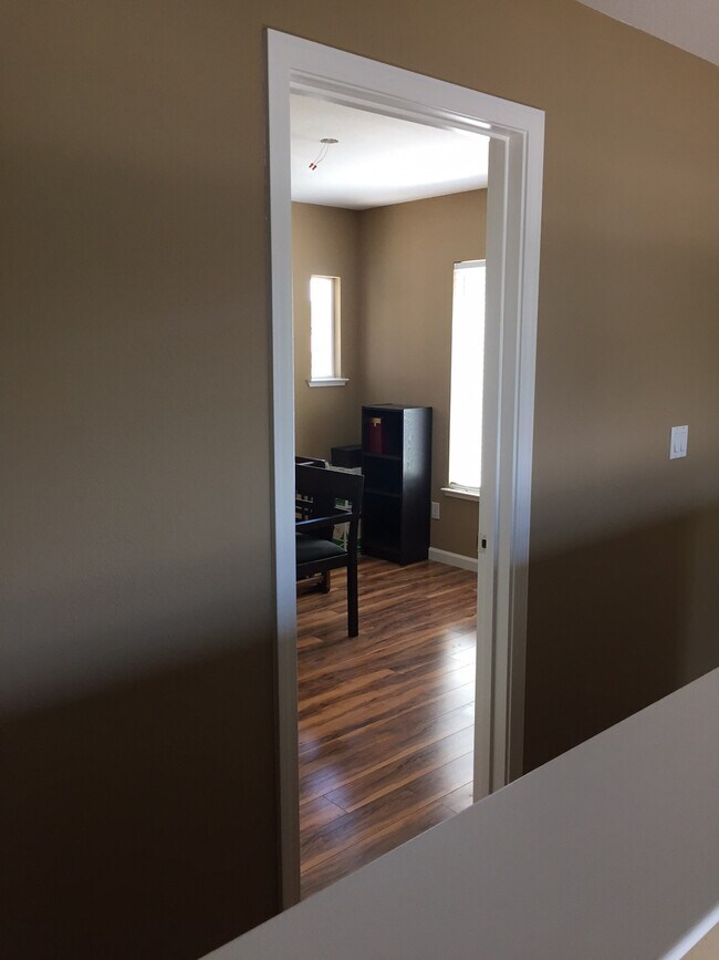 Building Photo - 557 Loch Lomond Way