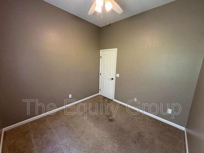 Building Photo - 2511 S Peppertree St