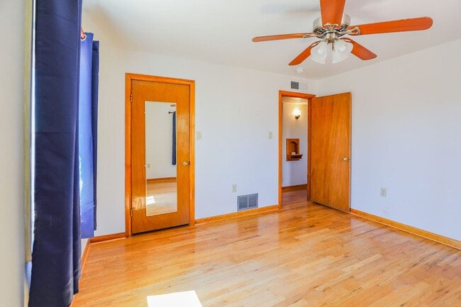 Building Photo - Roomy 3 Bedroom Home with Two Living Spaces