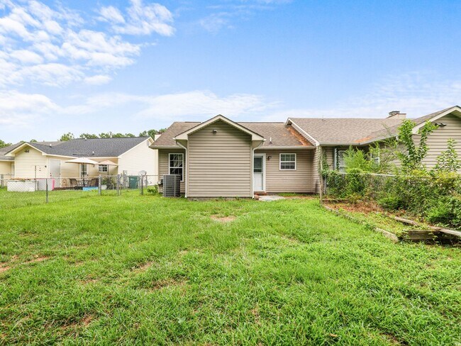 Building Photo - Midway Park Move In