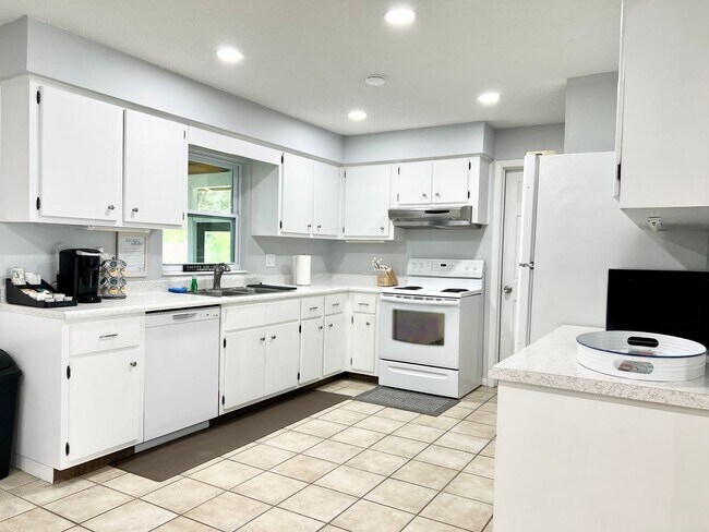 Building Photo - Beautiful 4/2 in Lakewood Estates