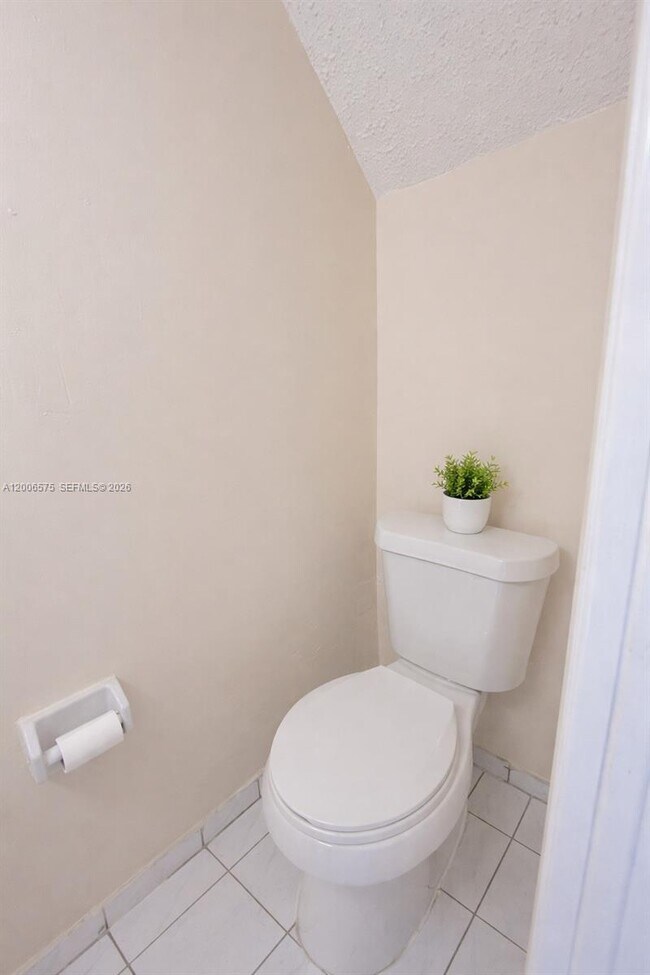 Building Photo - 8870 Fontainebleau Blvd